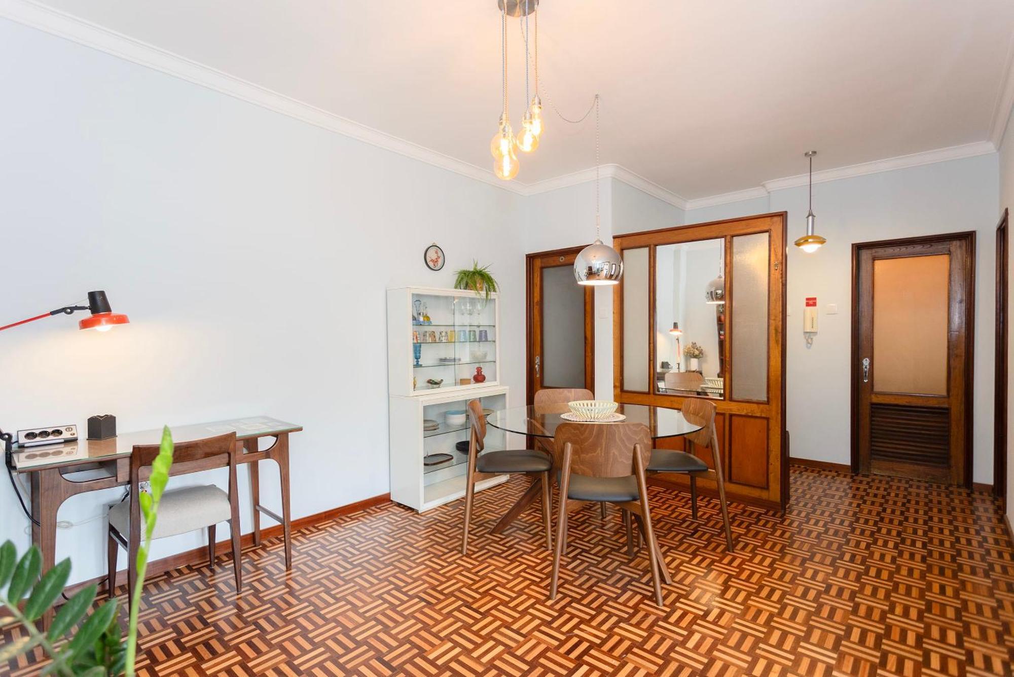 Liiiving In - Vintage Design *